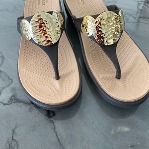 Ladies CROC Flip Flop Dressy Brown Sandals with Gold Embellishment Size 9